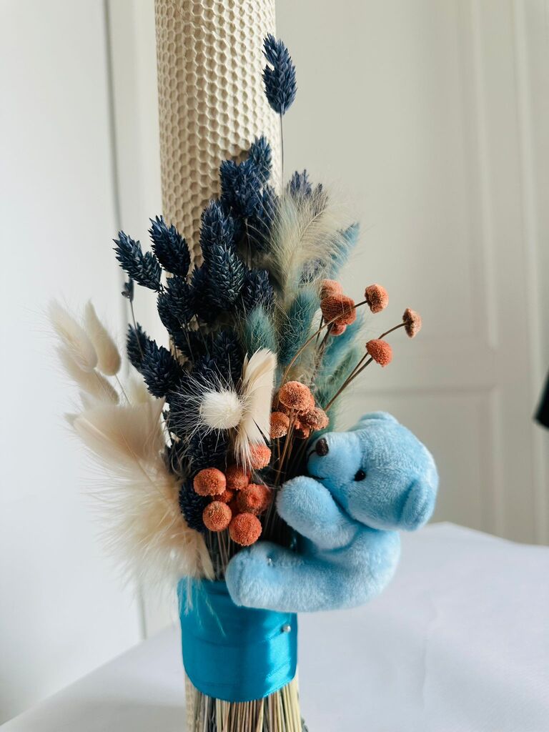 Lumânare botez cu flori de mătase și accesoriu jucărie