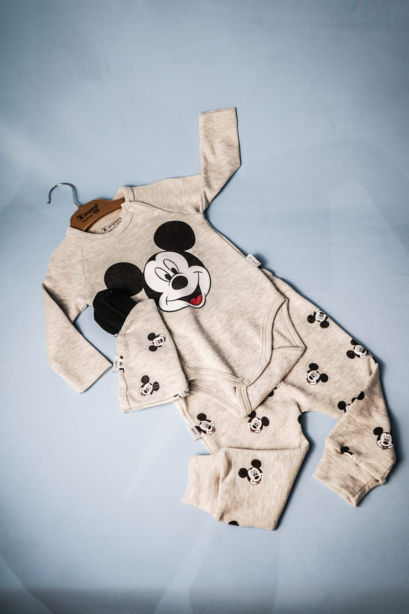 Compleu cu body, pantalon și căciuliță imprimeu Mickey